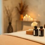 Masaj Toksinleri Temizler Mi? Laktik Asit Hakkında Ne Bilmeliyiz? Masaj masası ve aromatik yağlar içeren bir görüntü.