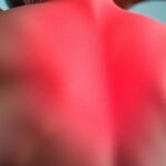 Sırt Ağrısı İçin Myofasiyal Salınım: "Sırtım Gitti!" Bel ağrısı çeken bir kişinin fotoğrafı.