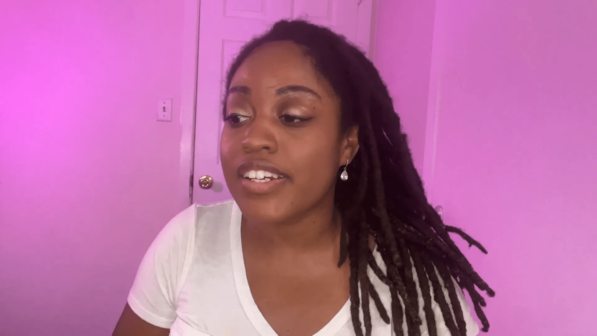 Günlük hedeflerinizi gözden geçirmenin önemini gösteren bir görsel.