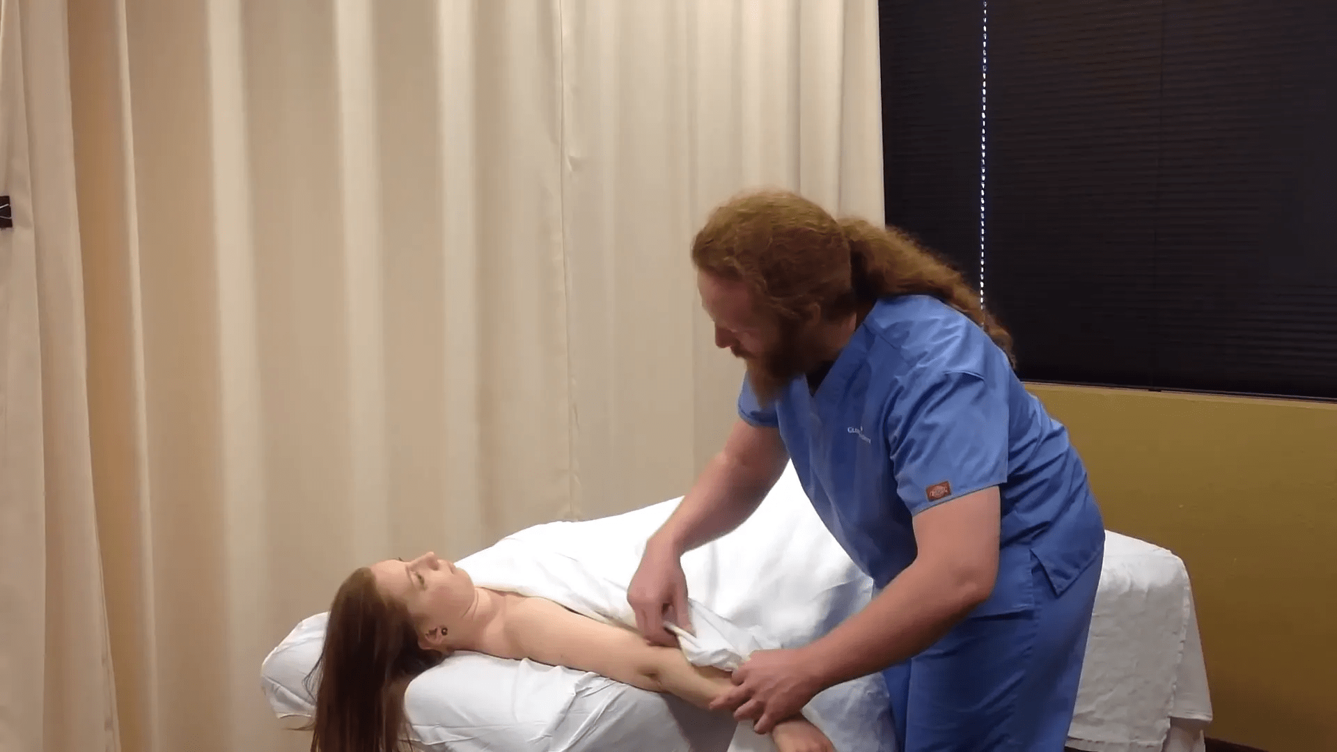 Sırt üstü kol giydirmesi