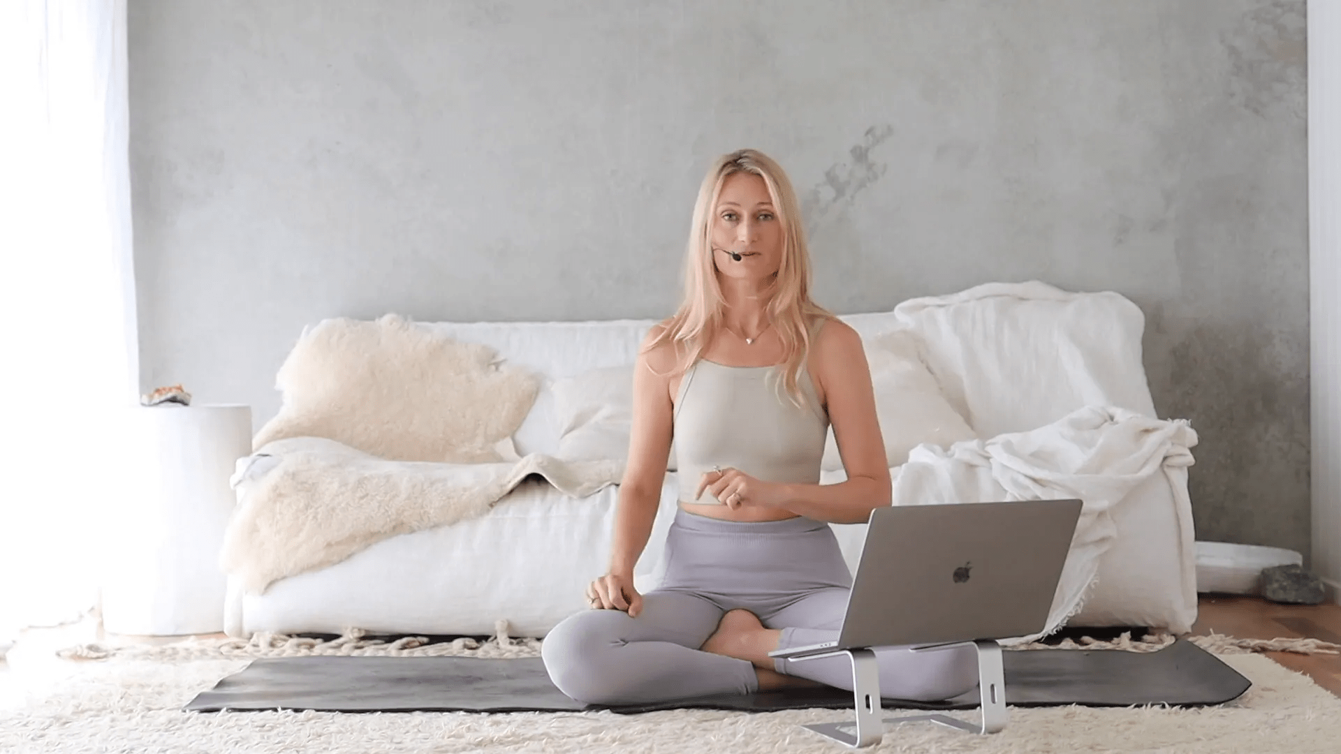 Bir çiftin göz teması kurarak birbirine bakması