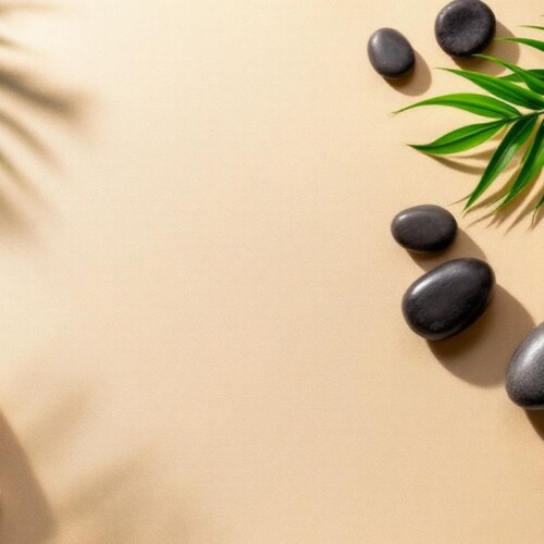 Masaj aletleri ve taşlarıyla huzurlu bir spa ortamı.