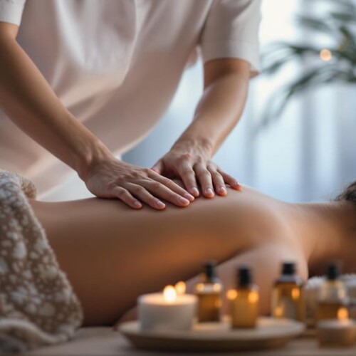 Masaj hareketleri yapan terapist ve rahatlayan müşteri.