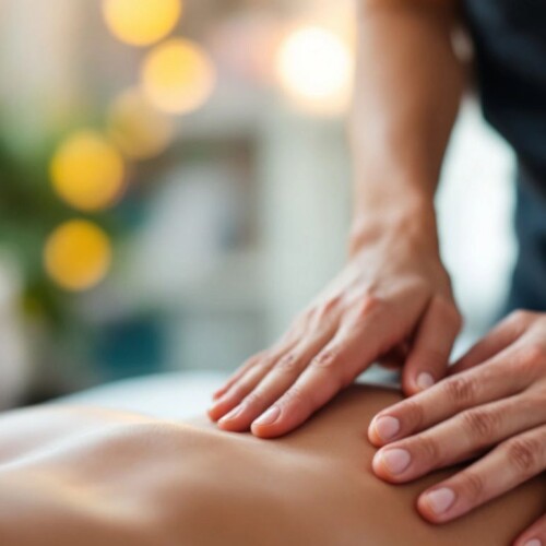 Omuz masajı yapan terapist ve rahatlayan müşteri.