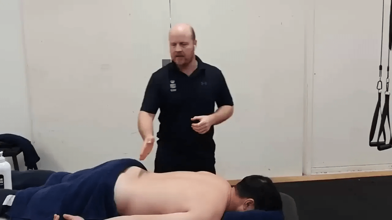 Müşterinin masaj masasında yatışı