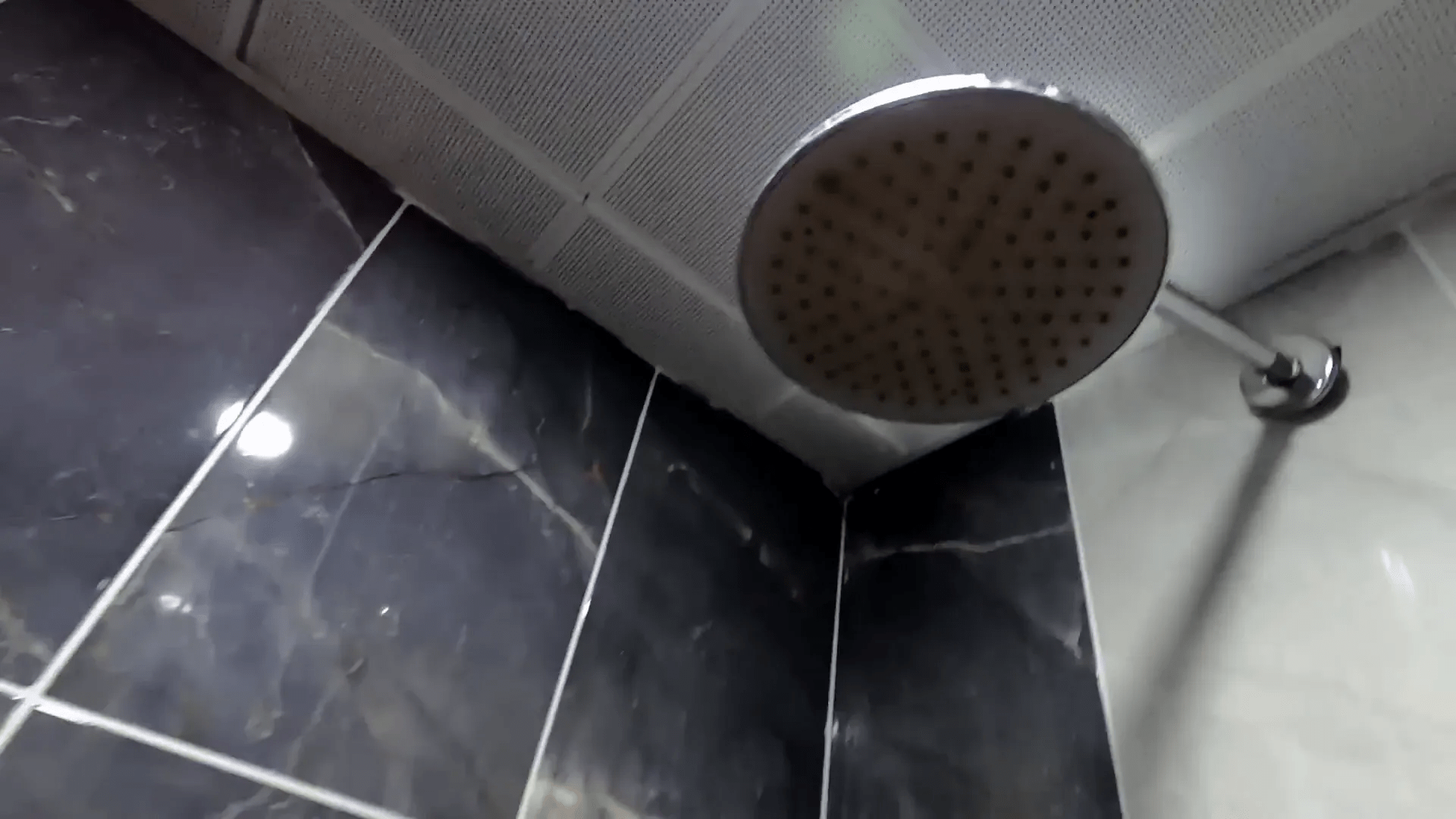 Hamamda herkesin kendini yıkadığı bir an.