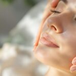 Günlük 10 Dakikalık Yüz Masajı Günlük yüz masajı yapan birinin yakından görüntüsü.