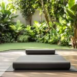 Yeni Başlayanlar İçin Tantra: Uygulamaya Başlamak İçin Bilmeniz Gerekenler Yoga mat bahçede, doğal ışıkla huzurlu bir ortam.